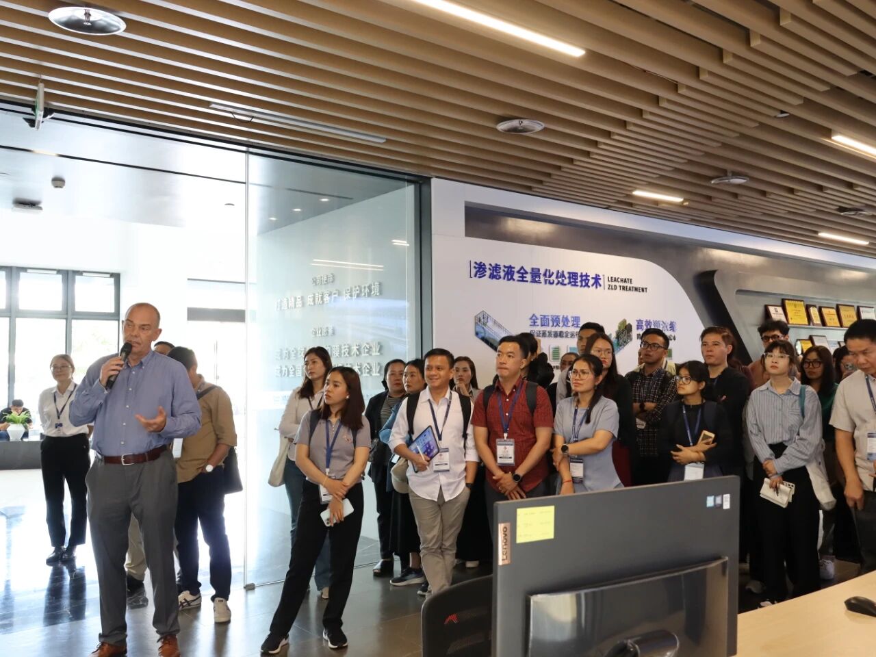 參觀嘉戎技術展廳 參觀嘉戎技術展廳